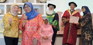 Dato' Sri Rohani Abdul Karim Sambung PhD Usia 71 Tahun