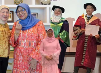 Dato' Sri Rohani Abdul Karim Sambung PhD Usia 71 Tahun
