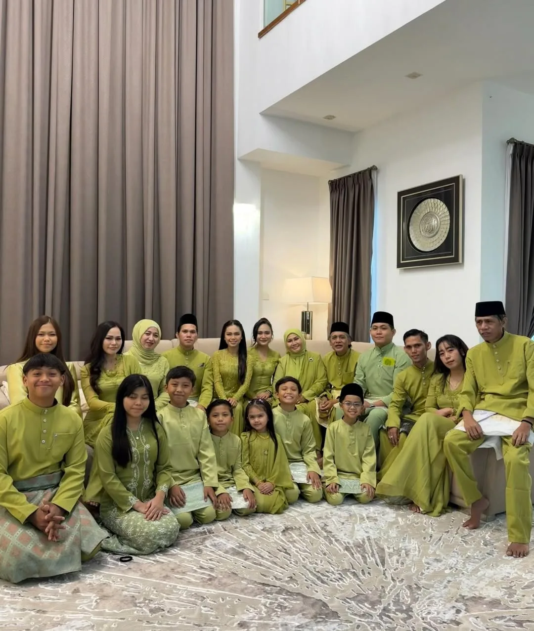 Sering Tersenyum & Mesra, Populariti Anak Kian Meningkat Eina Astillah Selesa Low Profile!