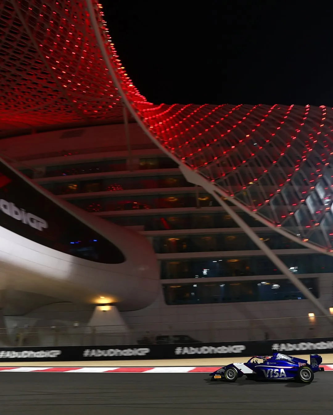 Amna Al Qubaisi, Pelumba Wanita UAE Pertama Pecah Rekod Dunia Permotoran Pada Usia 26!