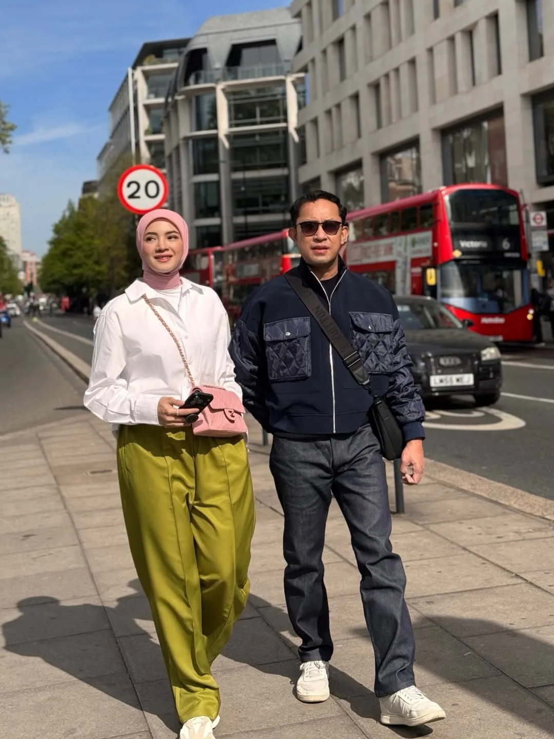 Dr. Yusrizam Sharifuddin Genggam Sarjana Undang-Undang di London, Abang Sulung Fazura Insan Hebat & Genius!