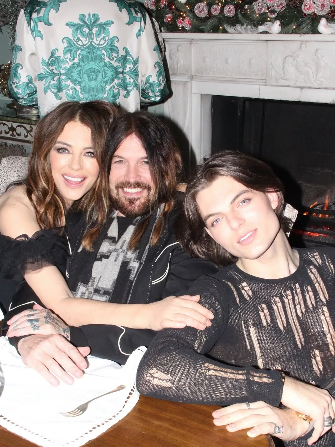 Elizabeth Hurley Menolak Tua, Ini Rutin Cantik Buat Wajah Awet Muda Pada Usia 60 7 Elizabeth Hurley Menolak Tua, Ini Rutin Cantik Buat Wajah Awet Muda Pada Usia 60