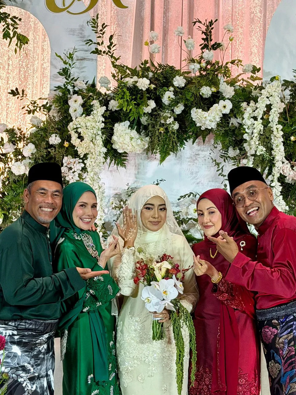 Gorgeous Mom! Bakal Terima Menantu, Wan Khatijah Syukur & Rasa Macam 'Mimpi’ Saksi Pertunangan Anak Sulung 10 Gorgeous Mom! Bakal Terima Menantu, Wan Khatijah Syukur & Rasa Macam ‘Mimpi’ Saksi Pertunangan Anak Sulung