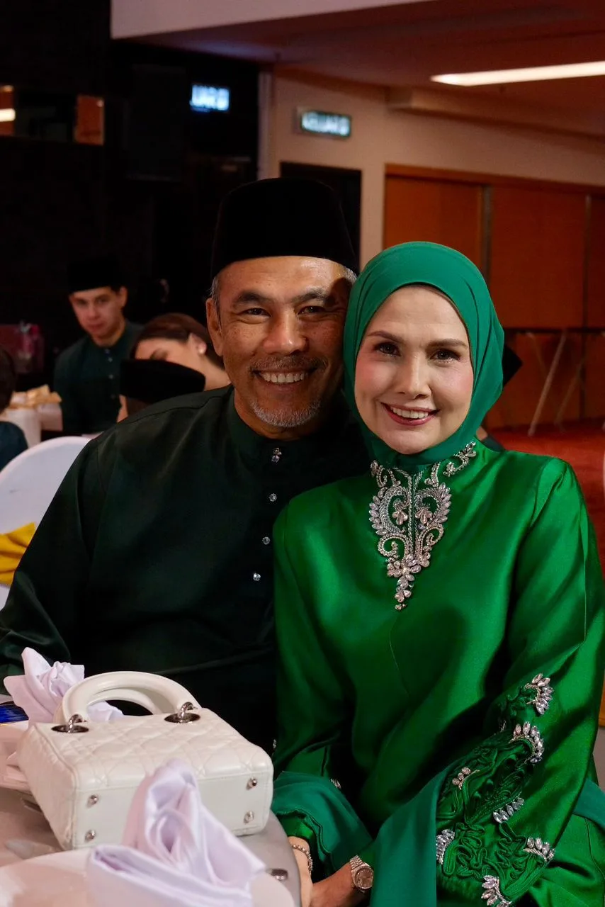 Gorgeous Mom! Bakal Terima Menantu, Wan Khatijah Syukur & Rasa Macam ‘Mimpi’ Saksi Pertunangan Anak Sulung