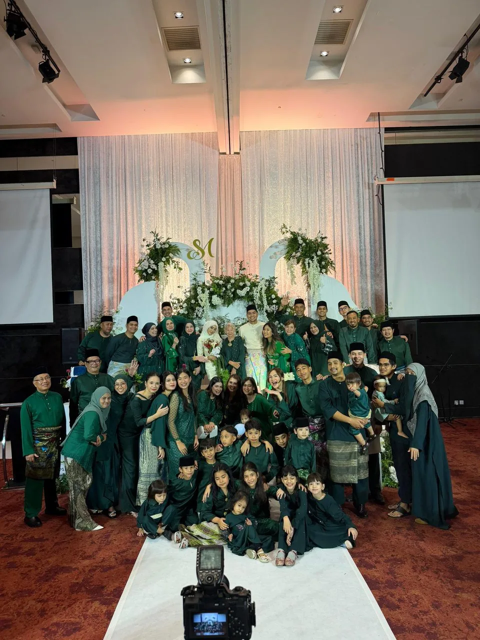 Gorgeous Mom! Bakal Terima Menantu, Wan Khatijah Syukur & Rasa Macam 'Mimpi’ Saksi Pertunangan Anak Sulung 15 Gorgeous Mom! Bakal Terima Menantu, Wan Khatijah Syukur & Rasa Macam ‘Mimpi’ Saksi Pertunangan Anak Sulung