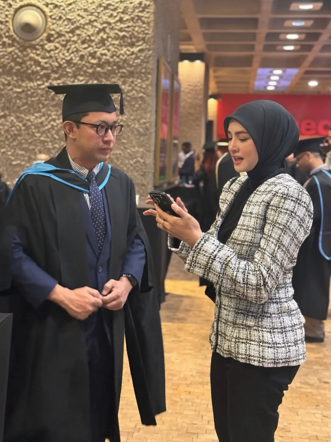 Dr. Yusrizam Sharifuddin Genggam Sarjana Undang-Undang di London, Abang Sulung Fazura Insan Hebat & Genius!
