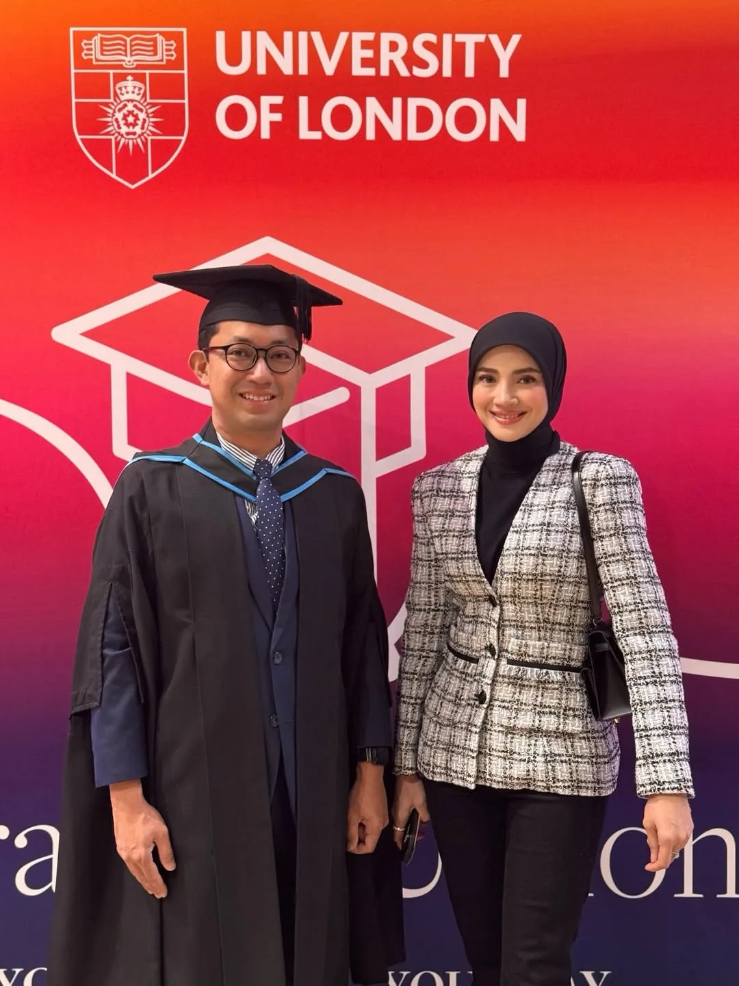 Dr. Yusrizam Sharifuddin Genggam Sarjana Undang-Undang di London, Abang Sulung Fazura Insan Hebat & Genius!