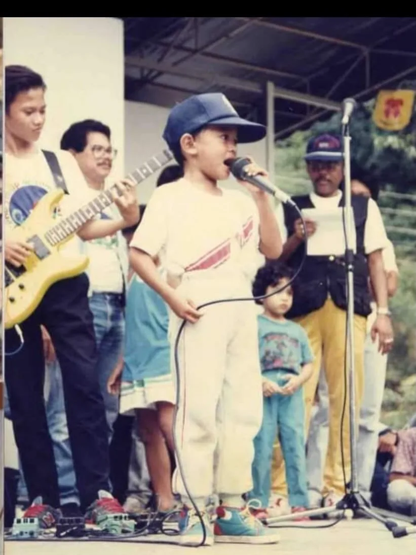 “Ibu Bawa Saya Pergi Pertandingan Nyanyian,” Tomok Kenang Memori Waktu Kecil & Cetus Impian Jadi Penyanyi!