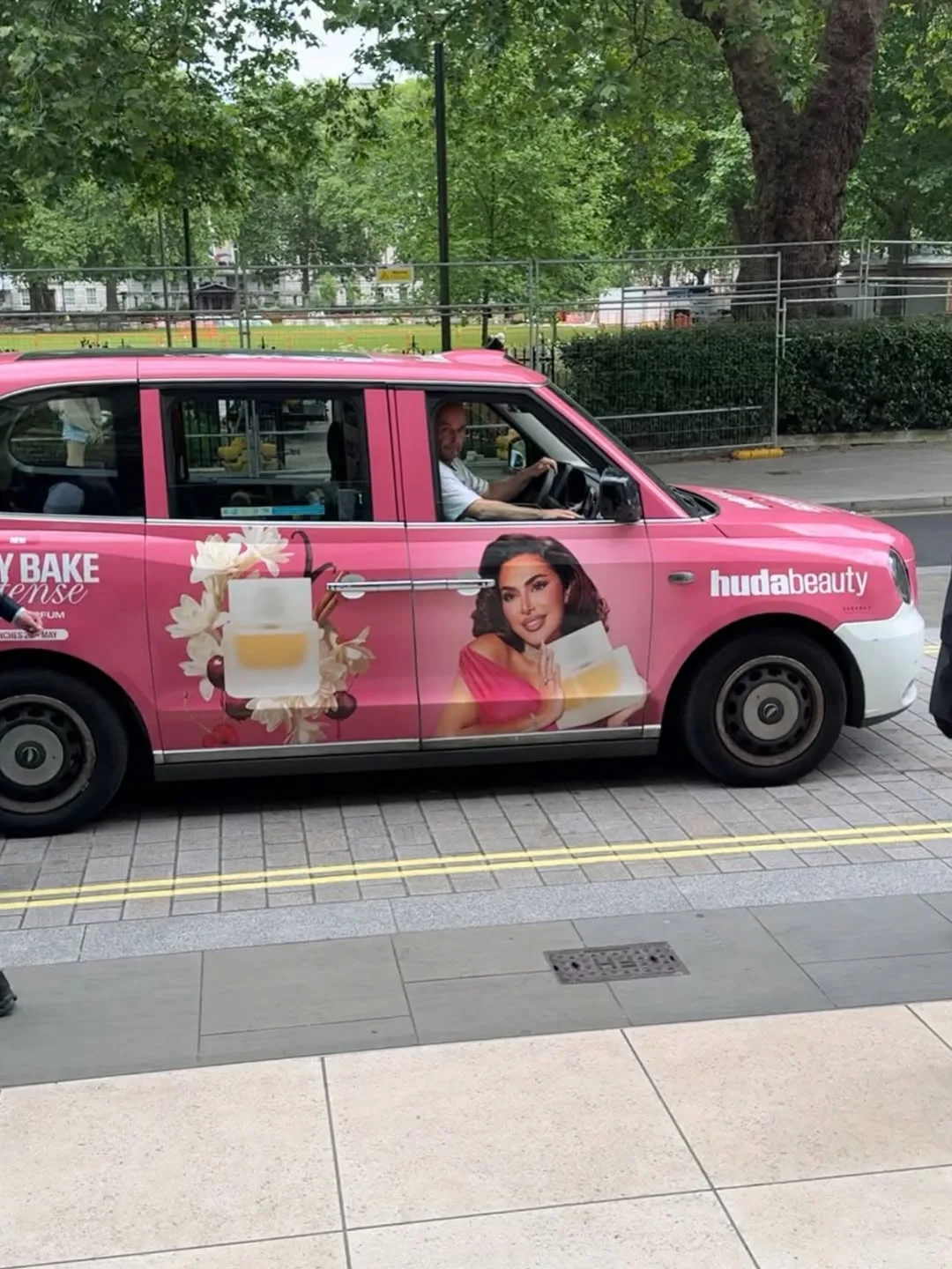 Sofea Shra Pakaikan Huda Kattan Baju Kebaya, Puji Keindahan Busana Malaysia