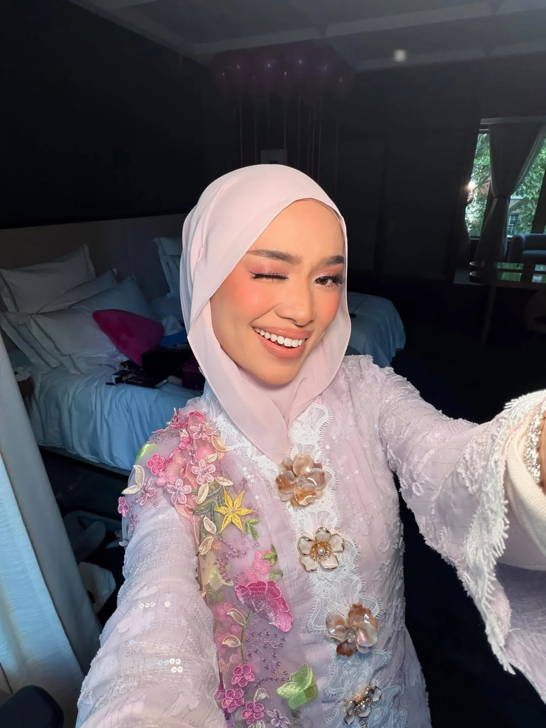 Sofea Shra Pakaikan Huda Kattan Baju Kebaya, Puji Keindahan Busana Malaysia
