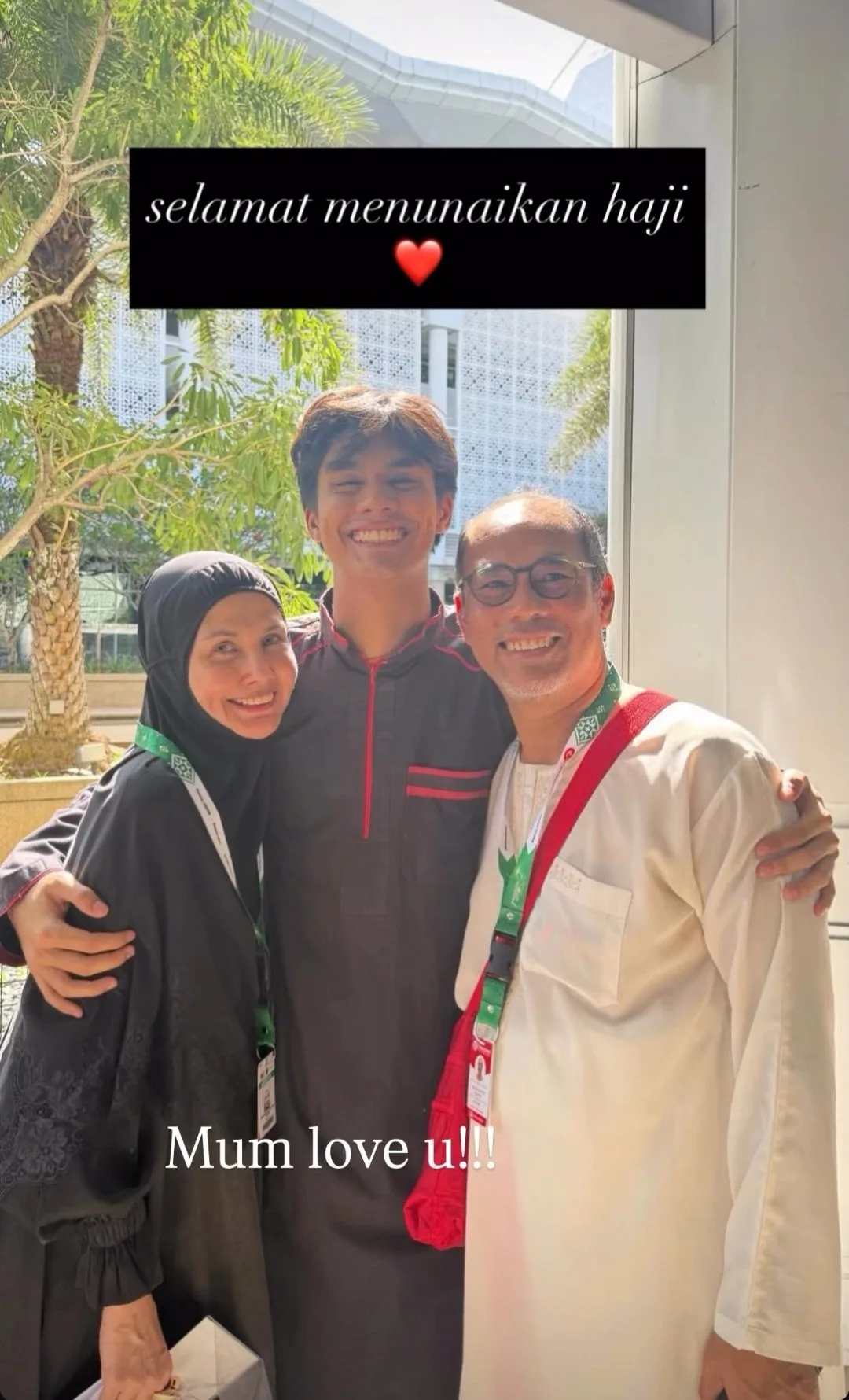 “Saya & Isteri Berangkat Ke Tanah Suci,” Tunai Ibadah Haji, Azlisham Ibrahim & Wan Khatijah Mohon Maaf Serta Doa Dipermudah Urusan! 15 “Saya & Isteri Berangkat Ke Tanah Suci,” Tunai Ibadah Haji, Azlisham Ibrahim & Wan Khatijah Mohon Maaf Serta Doa Dipermudah Urusan!