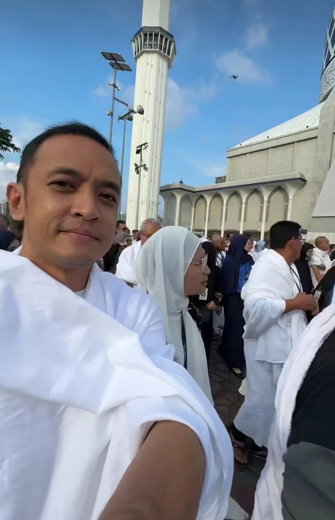 Terima Jemputan Sebagai Duyufurrahman, Tomok & Ayu Abas Berangkat Ke Tanah Suci Bagi Menunaikan Haji!
