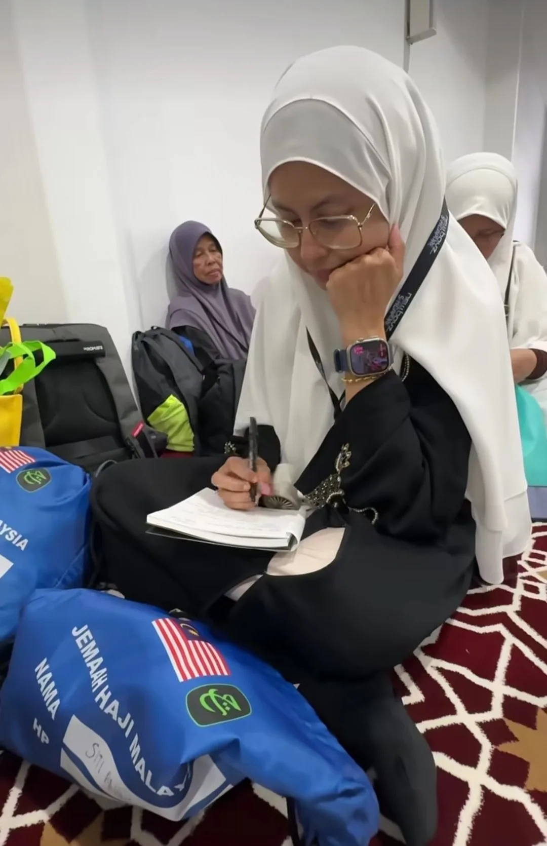 Terima Jemputan Sebagai Duyufurrahman, Tomok & Ayu Abas Berangkat Ke Tanah Suci Bagi Menunaikan Haji! 13 Terima Jemputan Sebagai Duyufurrahman, Tomok & Ayu Abas Berangkat Ke Tanah Suci Bagi Menunaikan Haji!
