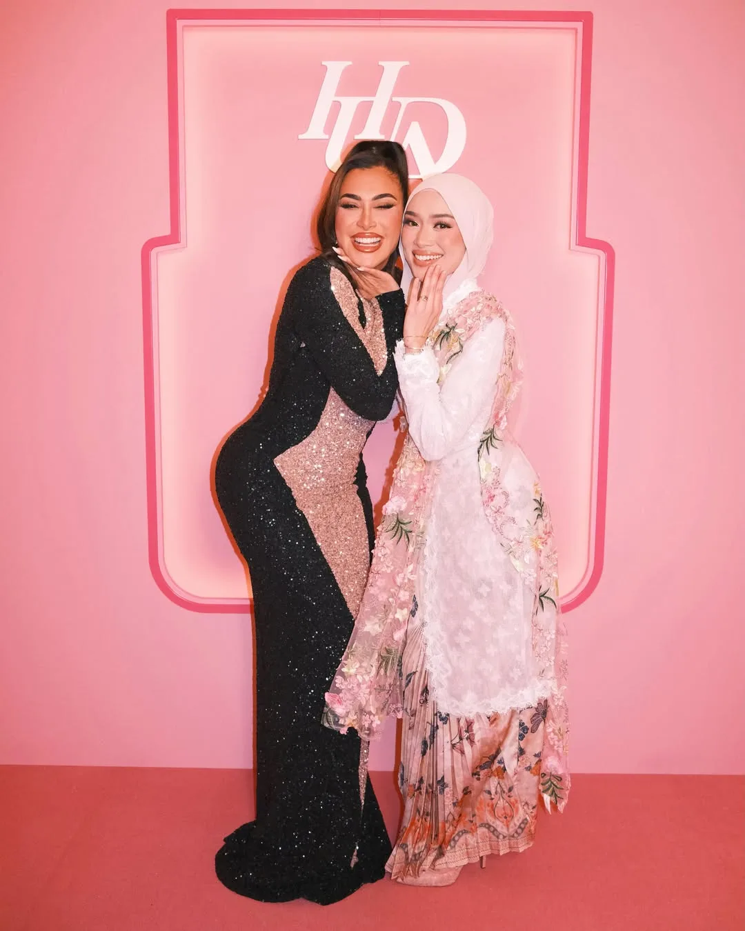 Sofea Shra Pakaikan Huda Kattan Baju Kebaya, Puji Keindahan Busana Malaysia