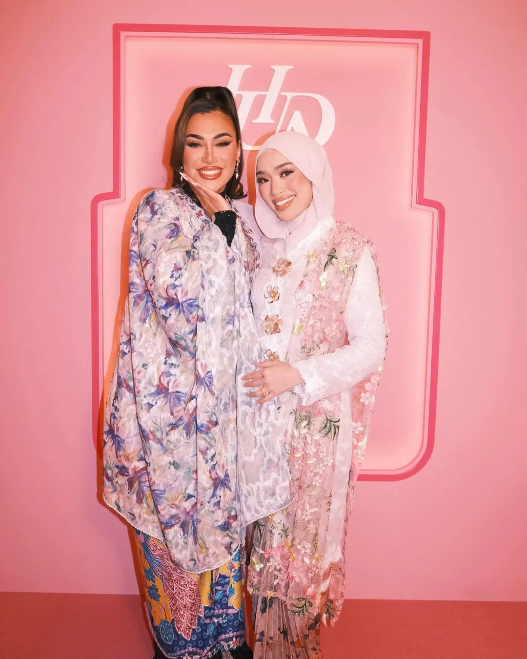 Sofea Shra Pakaikan Huda Kattan Baju Kebaya, Puji Keindahan Busana Malaysia