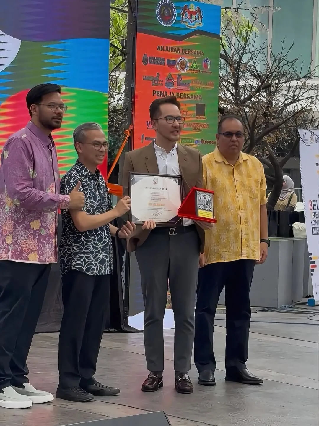 Dato' Azril Radzi Terima Anugerah Ikon Usahawan Sempena Hari Belia Negara 2026 10 Dato’ Azril Radzi Terima Anugerah Ikon Usahawan Sempena Hari Belia Negara 2026