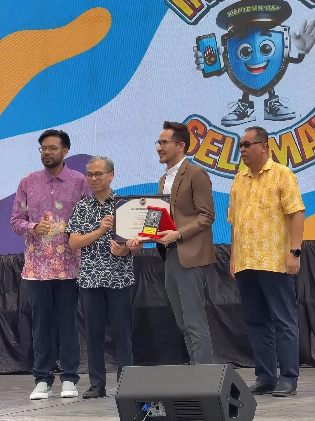 Dato' Azril Radzi Terima Anugerah Ikon Usahawan Sempena Hari Belia Negara 2026 11 Dato’ Azril Radzi Terima Anugerah Ikon Usahawan Sempena Hari Belia Negara 2026