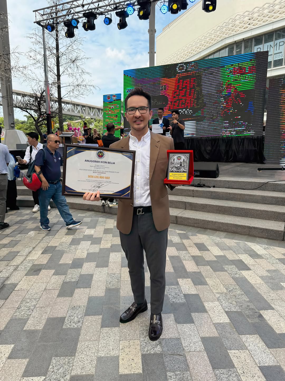 Dato' Azril Radzi Terima Anugerah Ikon Usahawan Sempena Hari Belia Negara 2026 9 Dato’ Azril Radzi Terima Anugerah Ikon Usahawan Sempena Hari Belia Negara 2026