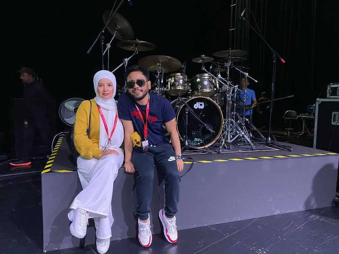 Urus Karier Seni Suami, Liza Ilias Juga Isteri Ajai Bahagia 17 Tahun Layari Perkahwinan, “Dia Tak Suka Memanjangkan Perkara!”