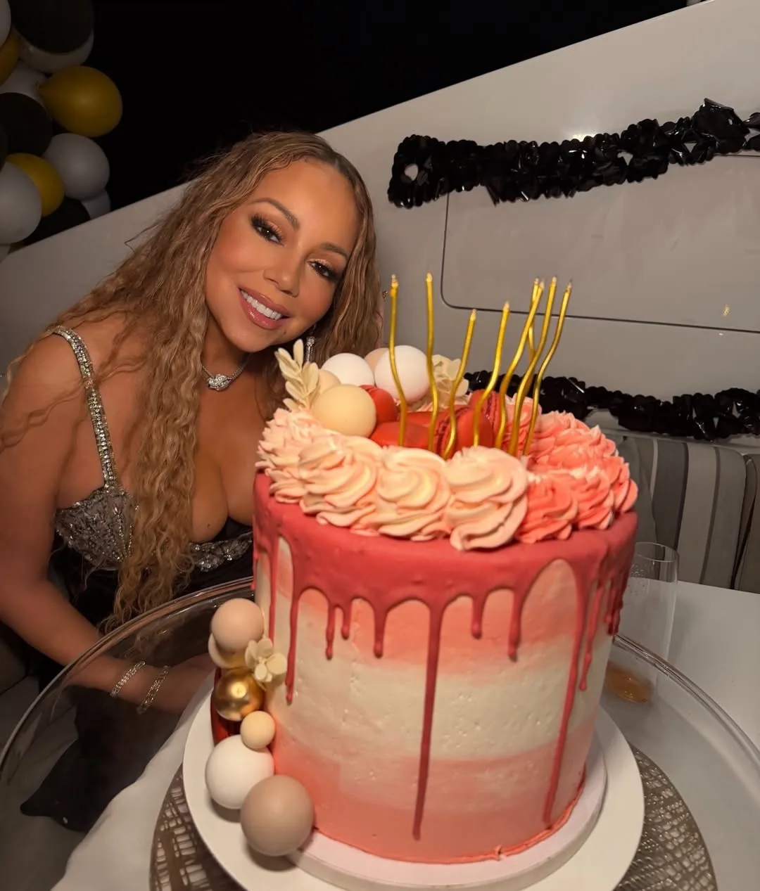 Warisi Bakat Mendiang Ibu Yang Juga Guru Vokal, Mariah Carey Kini 56 Tahun & Ada Anak Kembar!