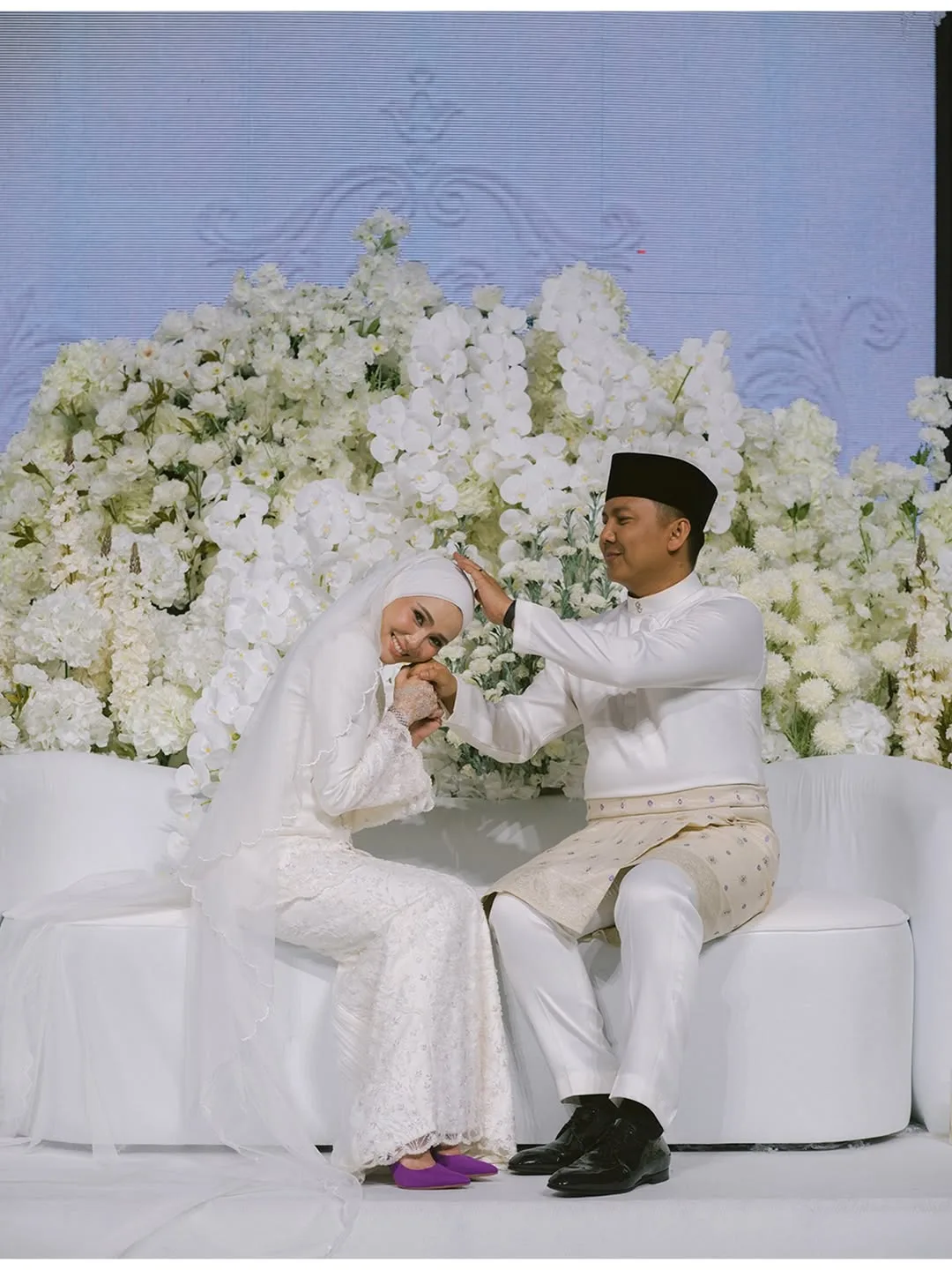 Hantaran ‘Pokok Emas Sakura Ungu’ Sempena Perkahwinan Radin & Mira Raih Tumpuan, Siap Ada Gold Bar!