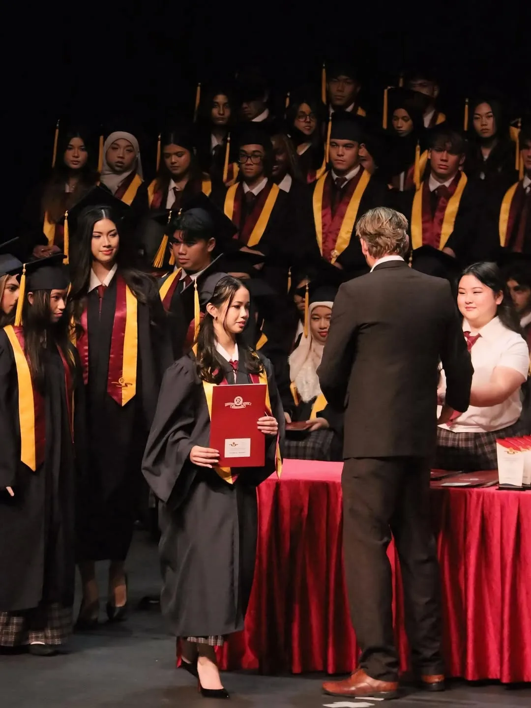 Hari Graduasi Puteri Ameerah Wardatul Bolkiah, Anakanda Bongsu Sultan Brunei Cantik & Pelajar Cemerlang!