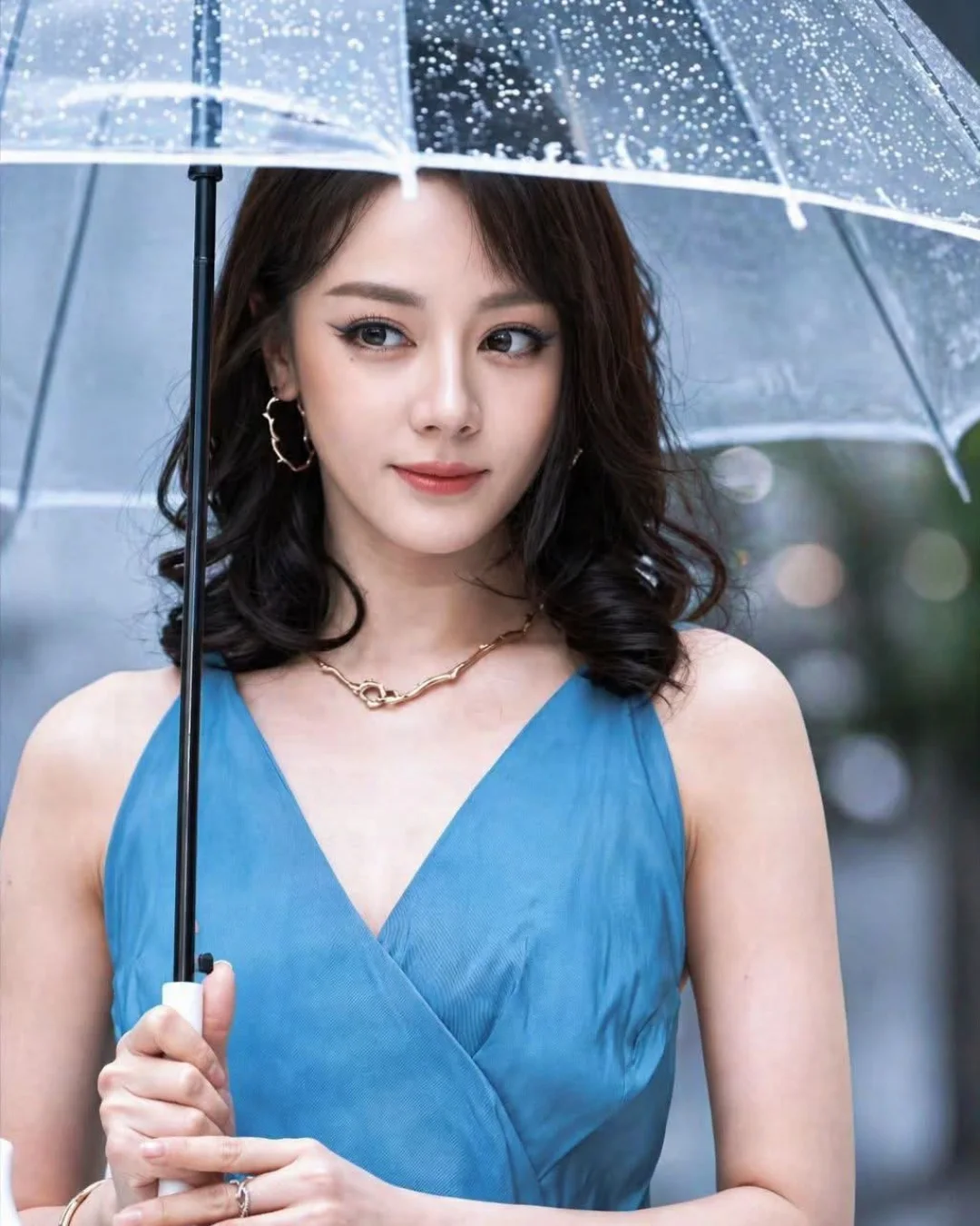 Gaya Dilraba Dilmurat Di Acara Dior Fall 2026 Undang Perhatian, Persis Puteri Fairytale!