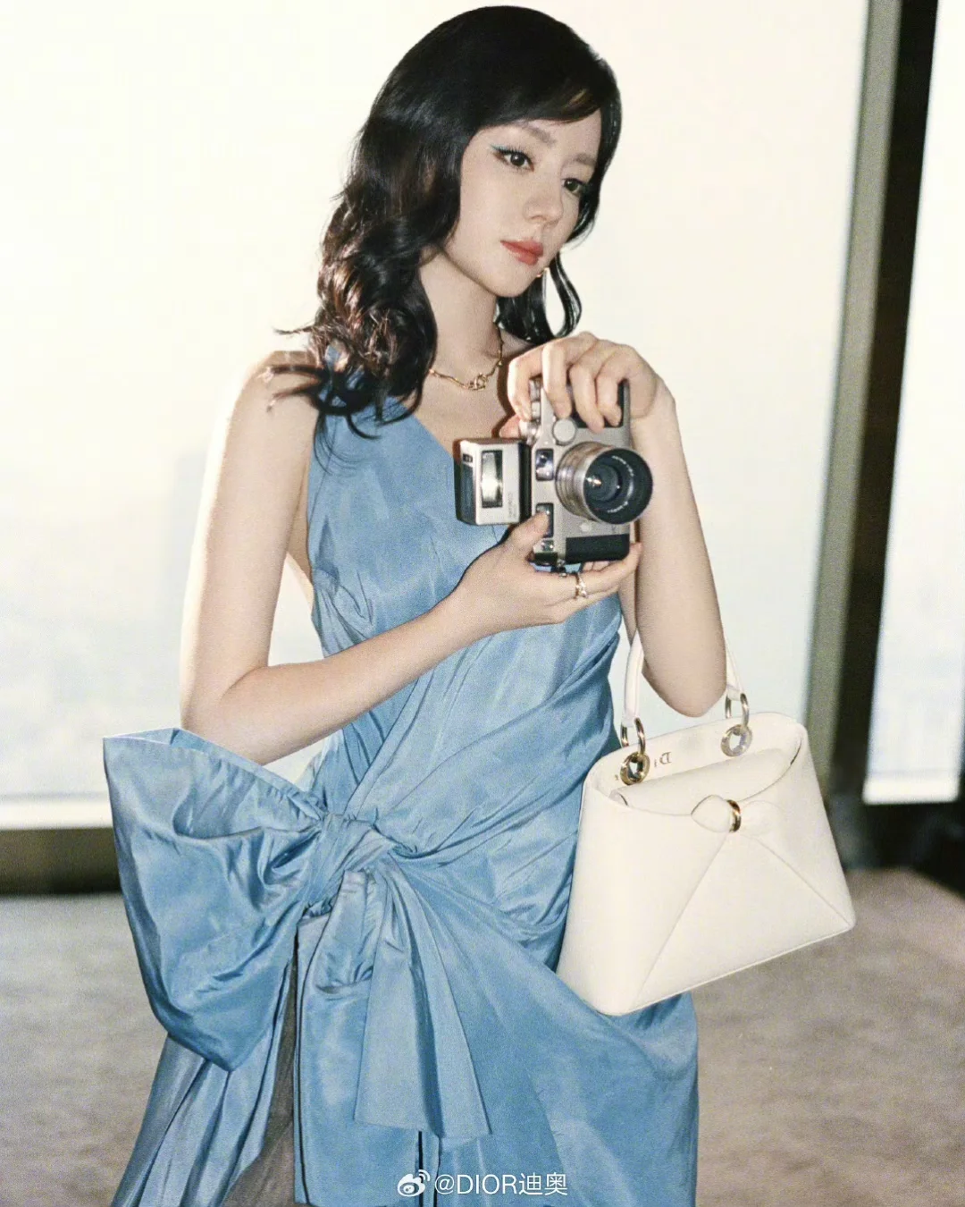 Gaya Dilraba Dilmurat Di Acara Dior Fall 2026 Undang Perhatian, Persis Puteri Fairytale!