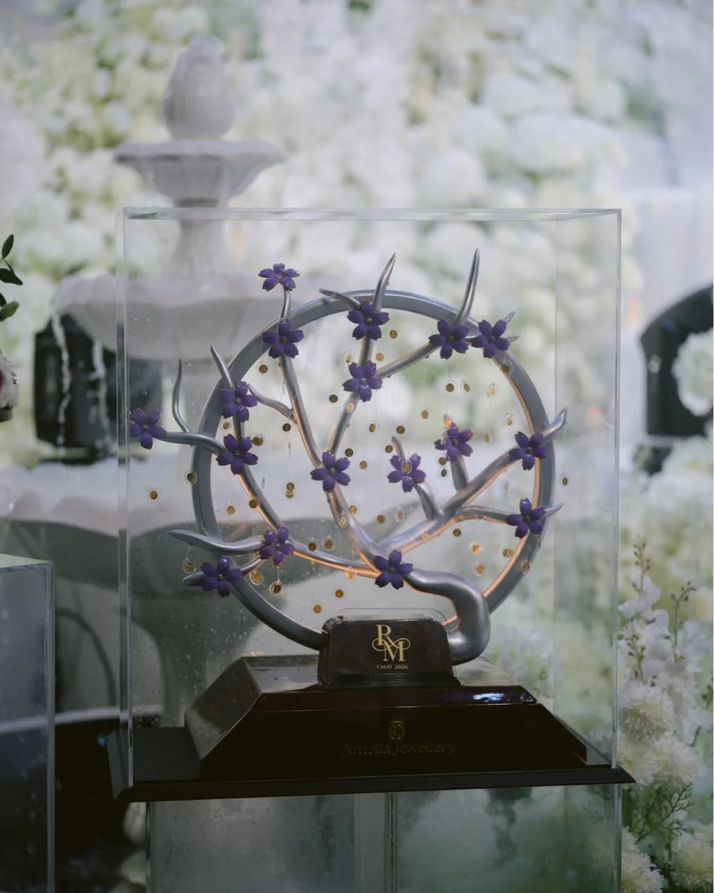 Hantaran ‘Pokok Emas Sakura Ungu’ Sempena Perkahwinan Radin & Mira Raih Tumpuan, Siap Ada Gold Bar!