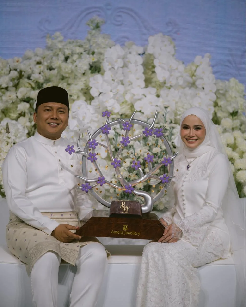 Hantaran ‘Pokok Emas Sakura Ungu’ Sempena Perkahwinan Radin & Mira Raih Tumpuan, Siap Ada Gold Bar!