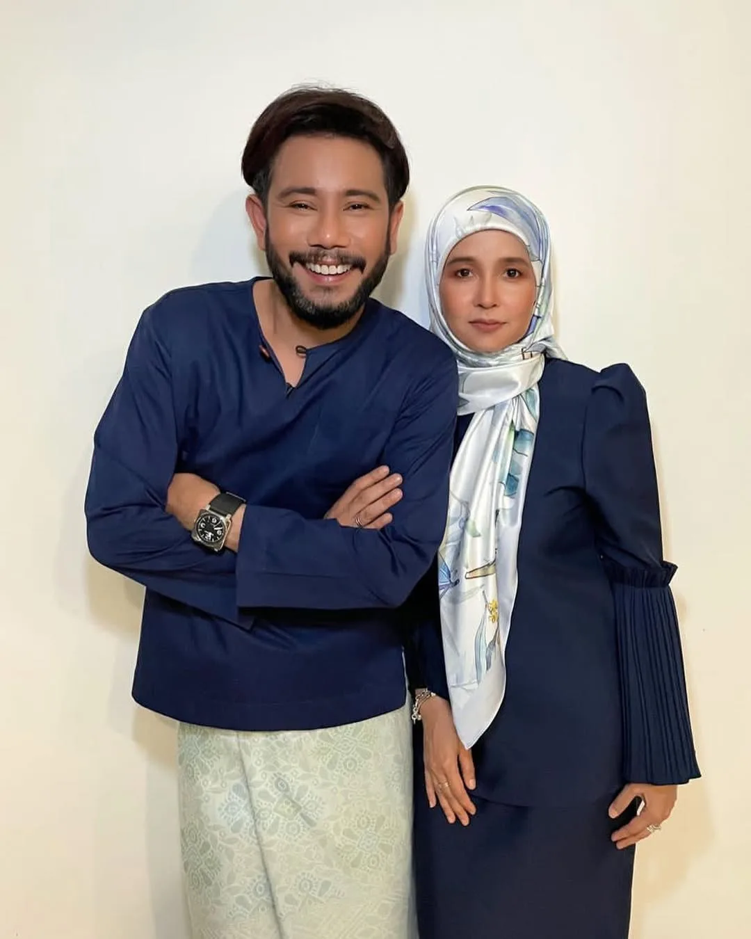Urus Karier Seni Suami, Liza Ilias Juga Isteri Ajai Bahagia 17 Tahun Layari Perkahwinan, “Dia Tak Suka Memanjangkan Perkara!”