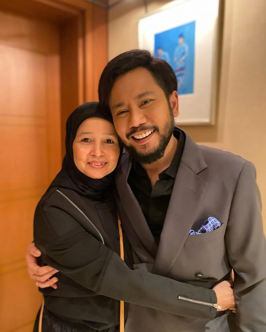 Urus Karier Seni Suami, Liza Ilias Juga Isteri Ajai Bahagia 17 Tahun Layari Perkahwinan, “Dia Tak Suka Memanjangkan Perkara!”