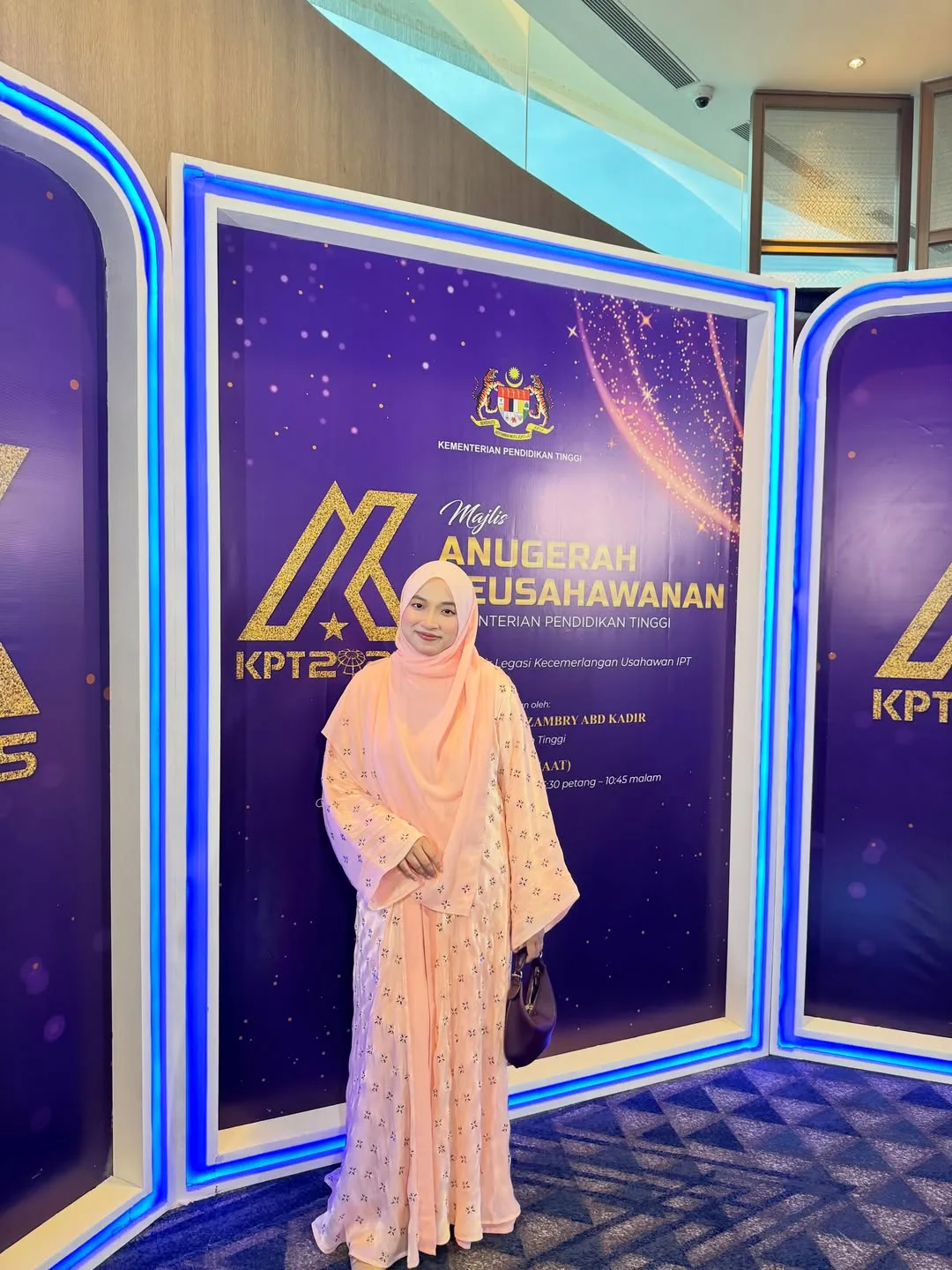 Aktif Bisnes Sambil Belajar, Farhatul Fairuzah Terima Anugerah Keusahawanan Kementerian Pendidikan Tinggi!