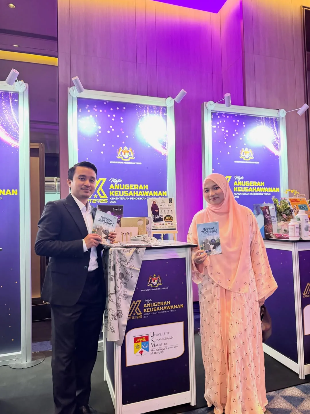 Aktif Bisnes Sambil Belajar, Farhatul Fairuzah Terima Anugerah Keusahawanan Kementerian Pendidikan Tinggi!