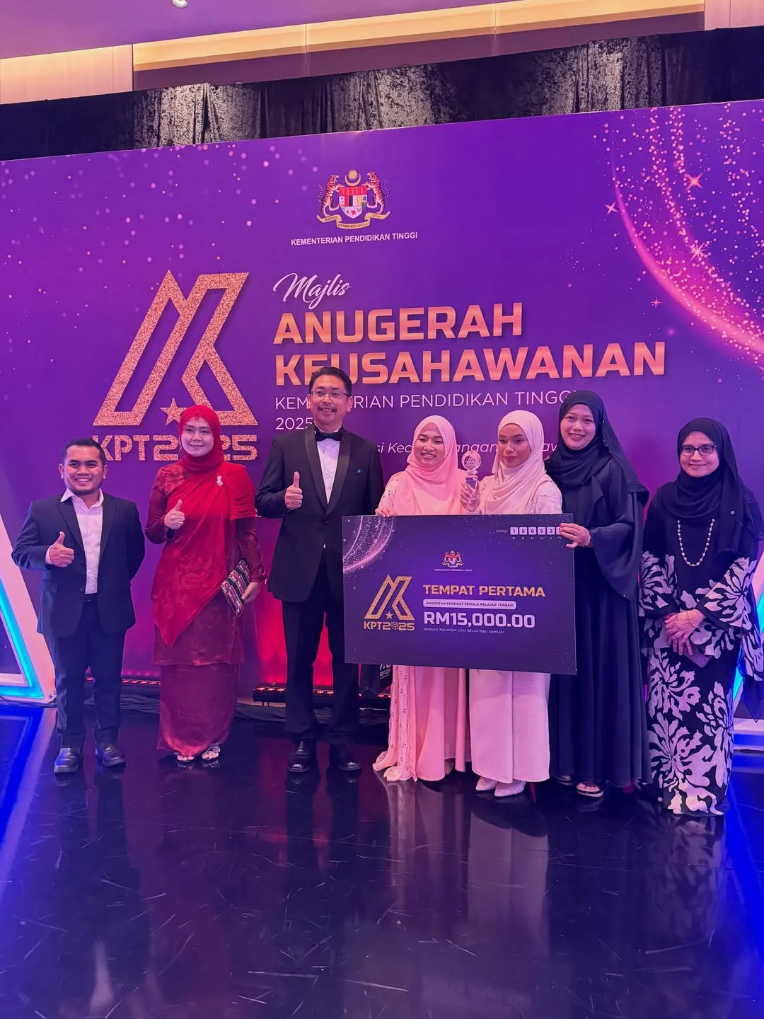 Aktif Bisnes Sambil Belajar, Farhatul Fairuzah Terima Anugerah Keusahawanan Kementerian Pendidikan Tinggi! 14 Aktif Bisnes Sambil Belajar, Farhatul Fairuzah Terima Anugerah Keusahawanan Kementerian Pendidikan Tinggi!