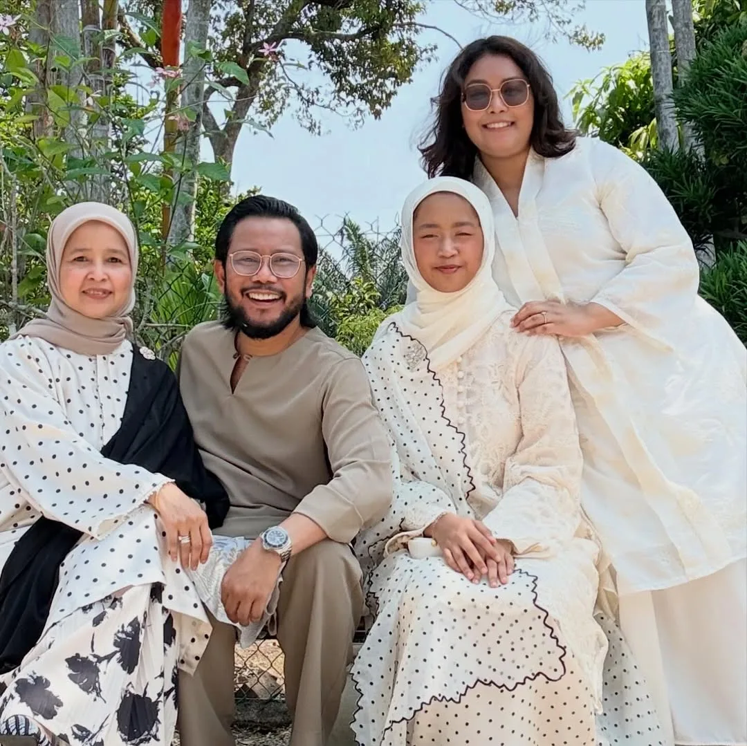 Urus Karier Seni Suami, Liza Ilias Juga Isteri Ajai Bahagia 17 Tahun Layari Perkahwinan, “Dia Tak Suka Memanjangkan Perkara!”