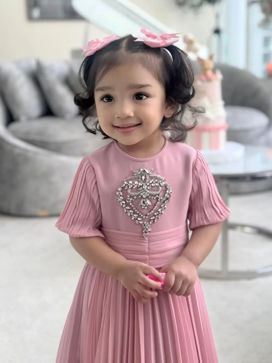 Gelagat Comel Rainaa Tarik Perhatian, Anak Perempuan Rizman Nordin & Nurida Suraya Cecah Usia 2 Tahun!