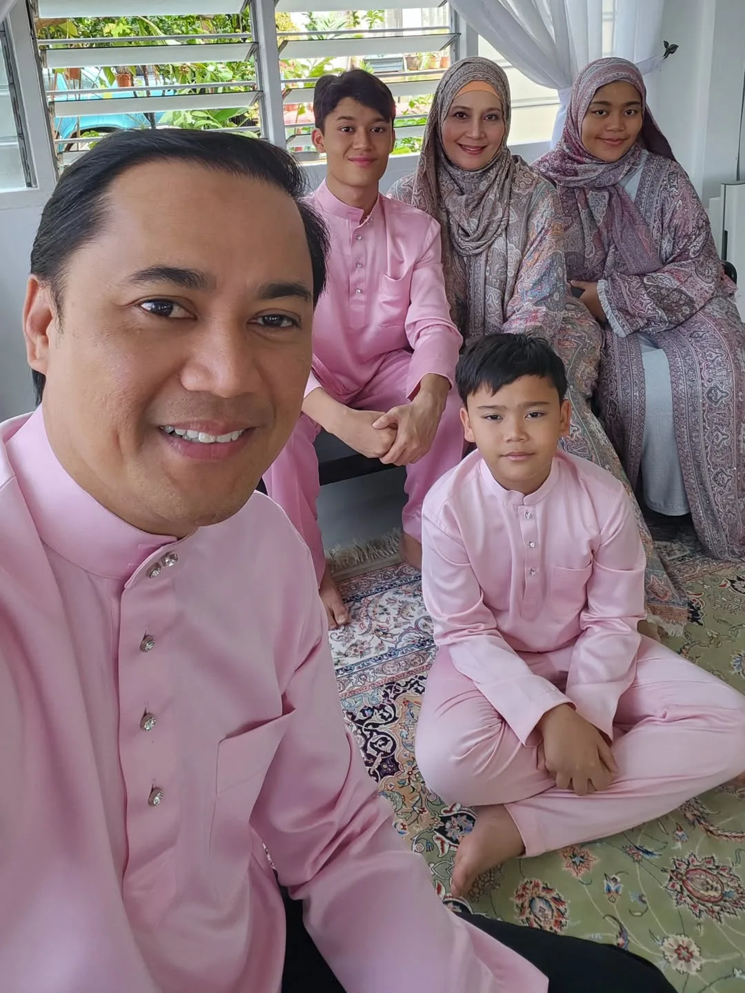 Pesona Arni Nazira, Pelantun Lagu Cinta Antara Benua Ini Tak Lagi Aktif Seni & Bahagia Urus Keluarga!