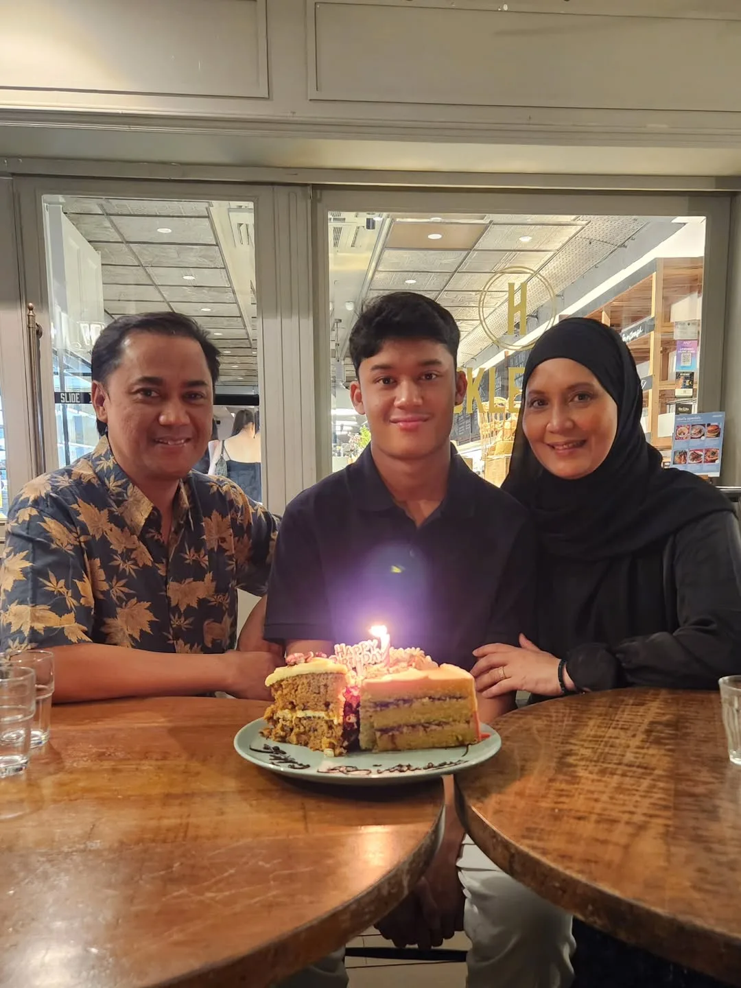 Pesona Arni Nazira, Pelantun Lagu Cinta Antara Benua Ini Tak Lagi Aktif Seni & Bahagia Urus Keluarga! 17 Pesona Arni Nazira, Pelantun Lagu Cinta Antara Benua Ini Tak Lagi Aktif Seni & Bahagia Urus Keluarga!