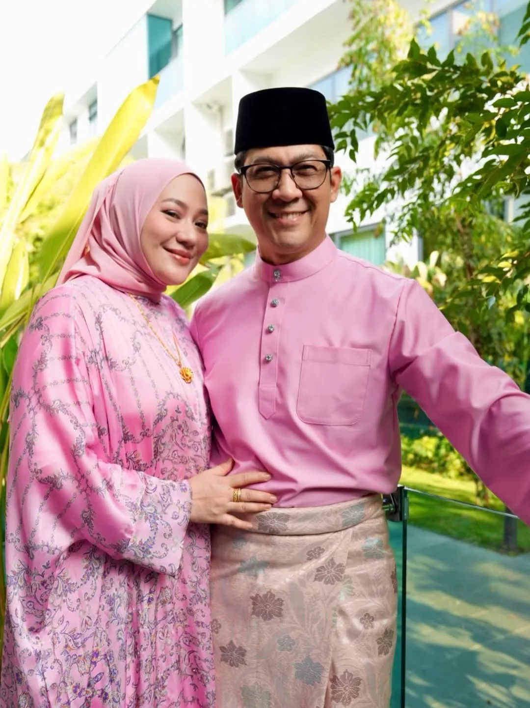 Rumah Tangga Bahagia Zarul Umbrella, Jarang Kongsi Wajah Isteri Tapi Sentiasa Ada Di Sisi Selama 17 Tahun Kahwin!