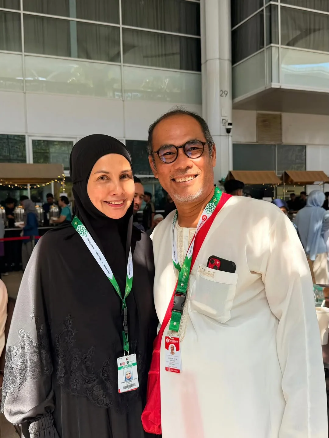 “Saya & Isteri Berangkat Ke Tanah Suci,” Tunai Ibadah Haji, Azlisham Ibrahim & Wan Khatijah Mohon Maaf Serta Doa Dipermudah Urusan! 13 “Saya & Isteri Berangkat Ke Tanah Suci,” Tunai Ibadah Haji, Azlisham Ibrahim & Wan Khatijah Mohon Maaf Serta Doa Dipermudah Urusan!