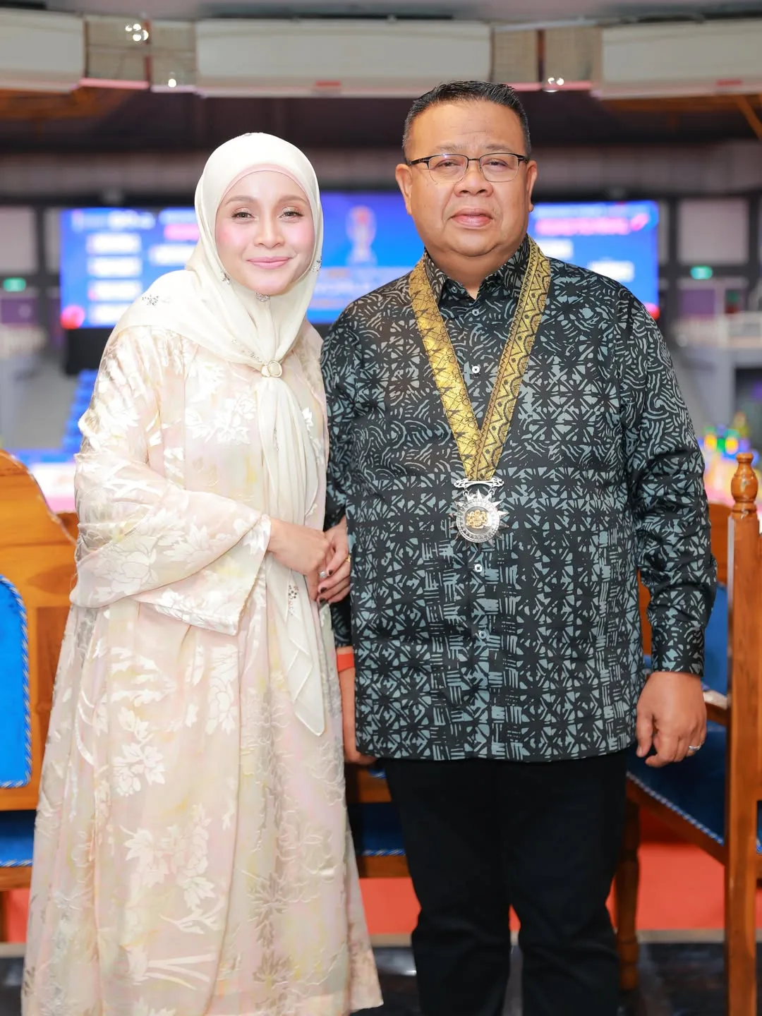 Malaysia Juara Sepak Takraw, Datin Anne Ngasri Syukur Rai Kemenangan Pasukan & Suami Datuk Sumali Julang Piala Dunia ISTAF!