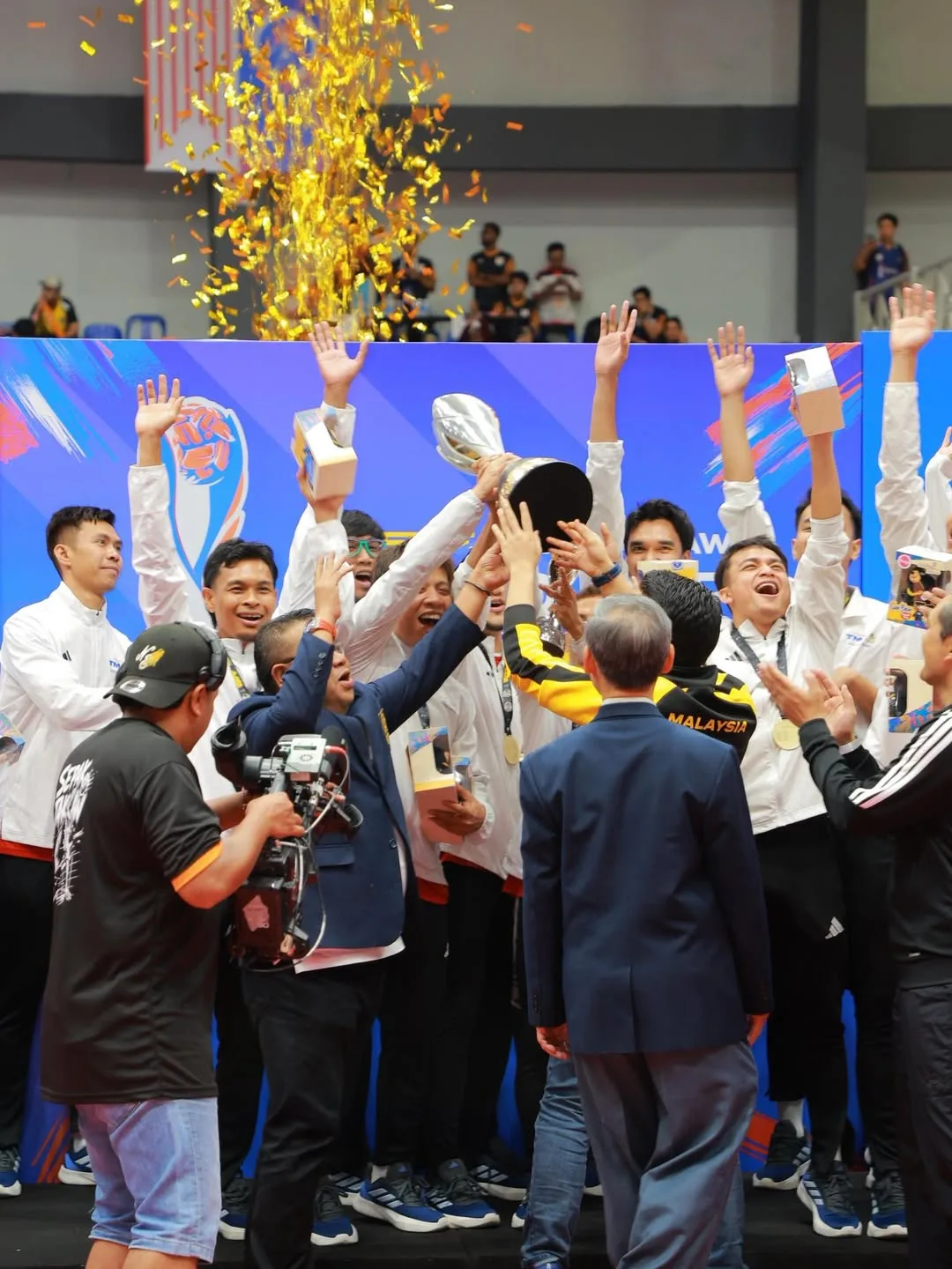 Malaysia Juara Sepak Takraw, Datin Anne Ngasri Syukur Rai Kemenangan Pasukan & Suami Datuk Sumali Julang Piala Dunia ISTAF!