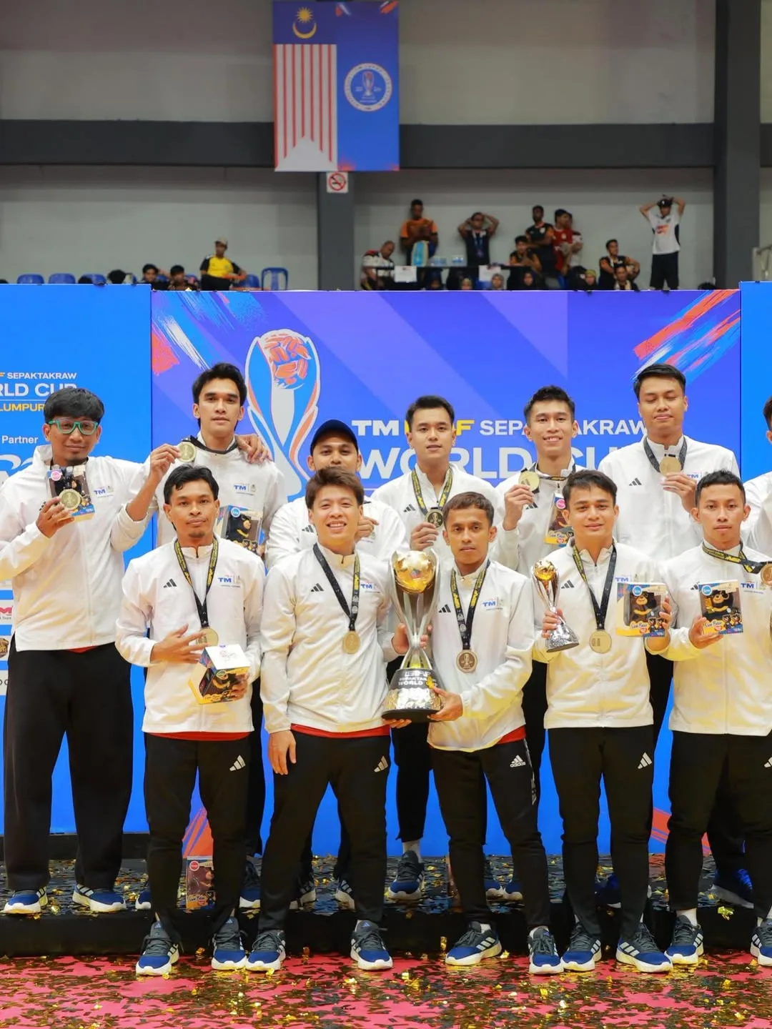 Malaysia Juara Sepak Takraw, Datin Anne Ngasri Syukur Rai Kemenangan Pasukan & Suami Datuk Sumali Julang Piala Dunia ISTAF!