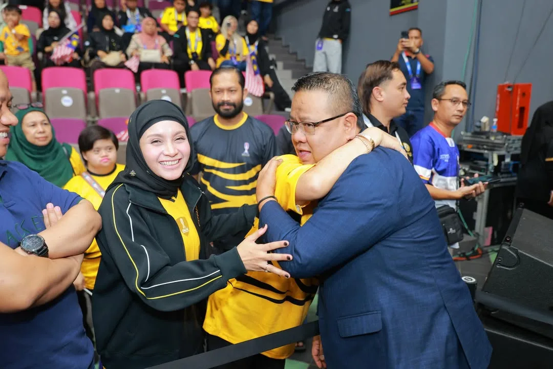 Malaysia Juara Sepak Takraw, Datin Anne Ngasri Syukur Rai Kemenangan Pasukan & Suami Datuk Sumali Julang Piala Dunia ISTAF! 14 Malaysia Juara Sepak Takraw, Datin Anne Ngasri Syukur Rai Kemenangan Pasukan & Suami Datuk Sumali Julang Piala Dunia ISTAF!