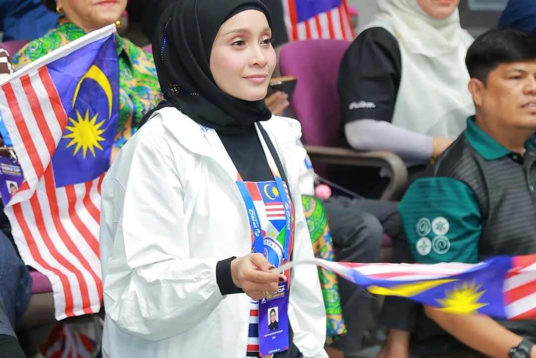 Malaysia Juara Sepak Takraw, Datin Anne Ngasri Syukur Rai Kemenangan Pasukan & Suami Datuk Sumali Julang Piala Dunia ISTAF!