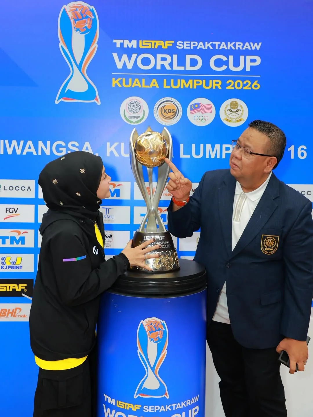Malaysia Juara Sepak Takraw, Datin Anne Ngasri Syukur Rai Kemenangan Pasukan & Suami Datuk Sumali Julang Piala Dunia ISTAF!
