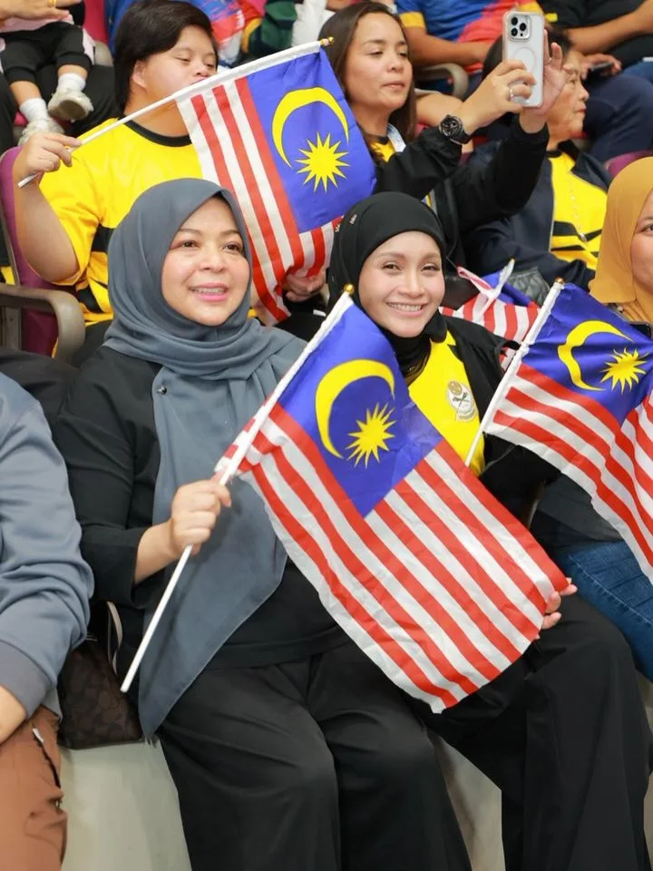 Malaysia Juara Sepak Takraw, Datin Anne Ngasri Syukur Rai Kemenangan Pasukan & Suami Datuk Sumali Julang Piala Dunia ISTAF!
