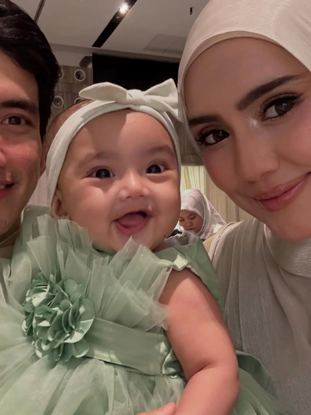 Bergelar Ibu Usia 24 Tahun, Dahlia Rizal Akui Letih Tapi Sangat Indah & Tiap Momen Bersama Anak Tak Ternilai! 18 Bergelar Ibu Usia 24 Tahun, Dahlia Rizal Akui Letih Tapi Sangat Indah & Tiap Momen Bersama Anak Tak Ternilai!