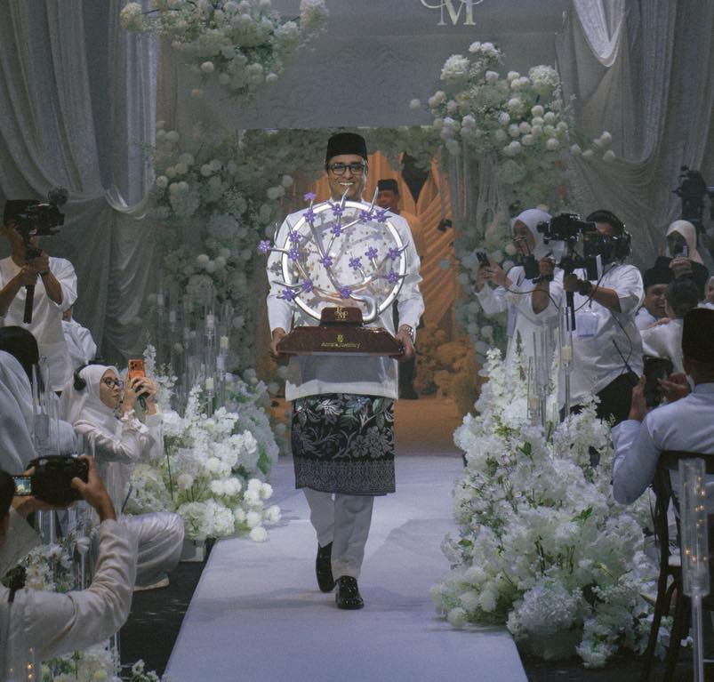 Hantaran ‘Pokok Emas Sakura Ungu’ Sempena Perkahwinan Radin & Mira Raih Tumpuan, Siap Ada Gold Bar!